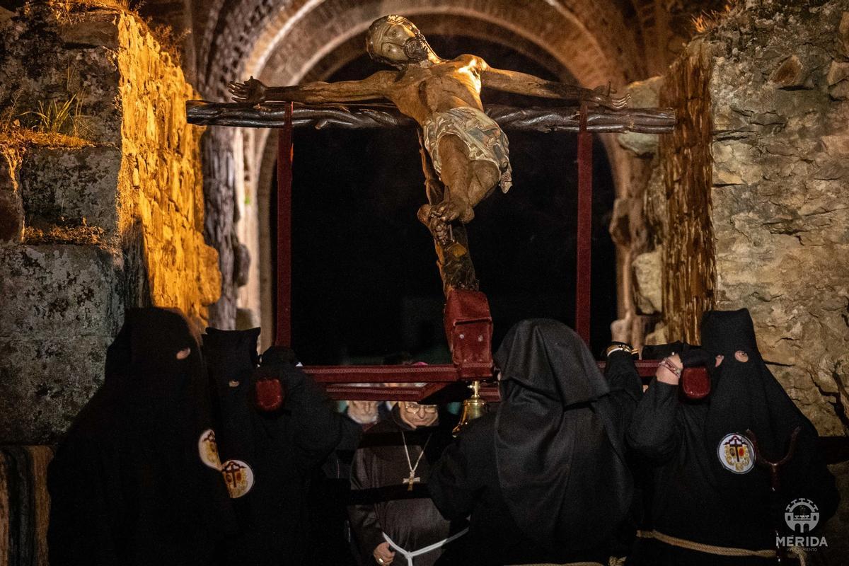 Fotogalería | Mérida se estremece con un multitudinario Vía Crucis en el Anfiteatro Romano