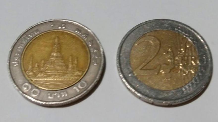 Una moneda tailandesa junto a una de 2 euros // FDV