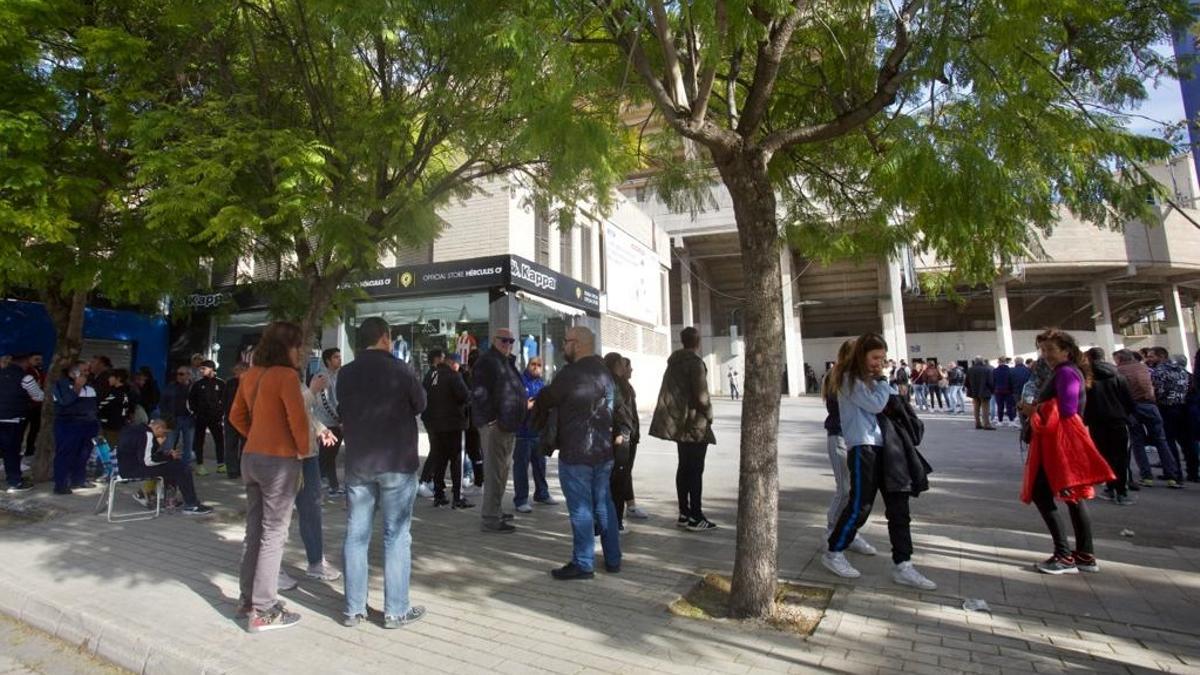 Colas en las taquillas del Rico Pérez para hacerse con una entrada del Intercity-Barça del miércoles.