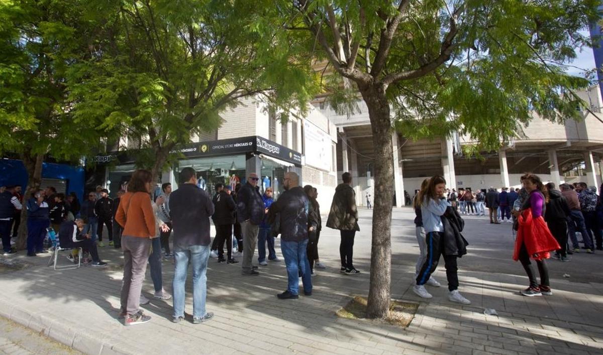 Colas en las taquillas del Rico Pérez para hacerse con una entrada del Intercity-Barça del miércoles.