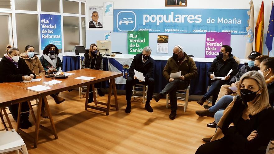 Reunión de trabajo entre ediles del PP, con Verdeal y Rueda en el centro.