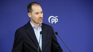 El secretario general del PP, Juan Fernández, en su primera rueda de prensa tras asumir el cargo.
