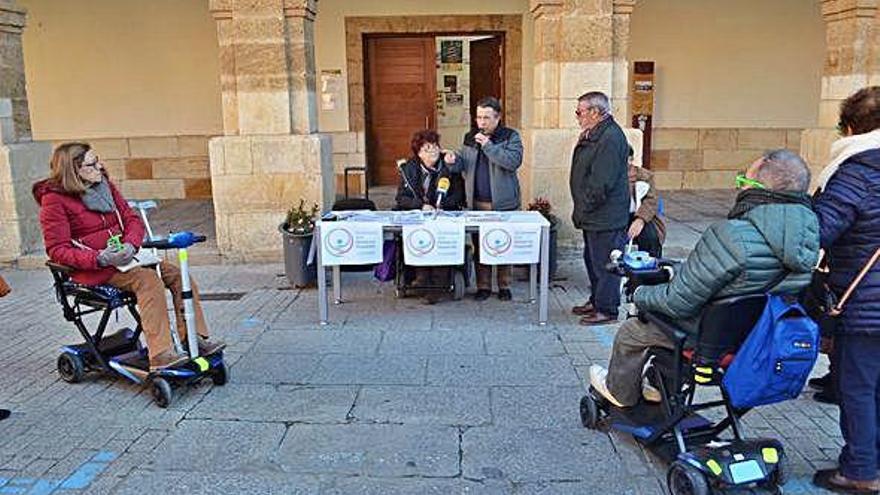 El concejal de Bienestar Social se dirige a los discapacitados en la Plaza Mayor.