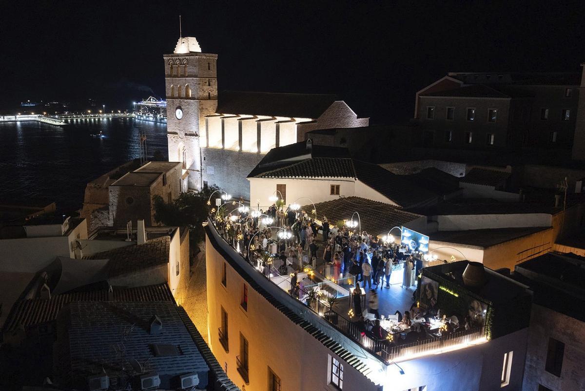 La terraza del restaurante 1742 en pleno corazón de Dalt Vila con impresionantes vistas a la ciudad patrimonio acogió la recepción de los invitados internacionales.