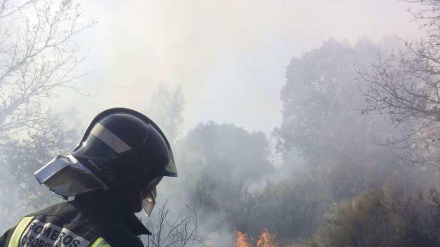 Intervención de los bomberos en el incendio de ayer en El Cubo.