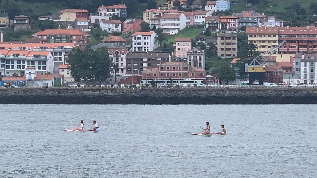 Disfrutando del paddle surf en el Nalón, con San Esteban al fondo.