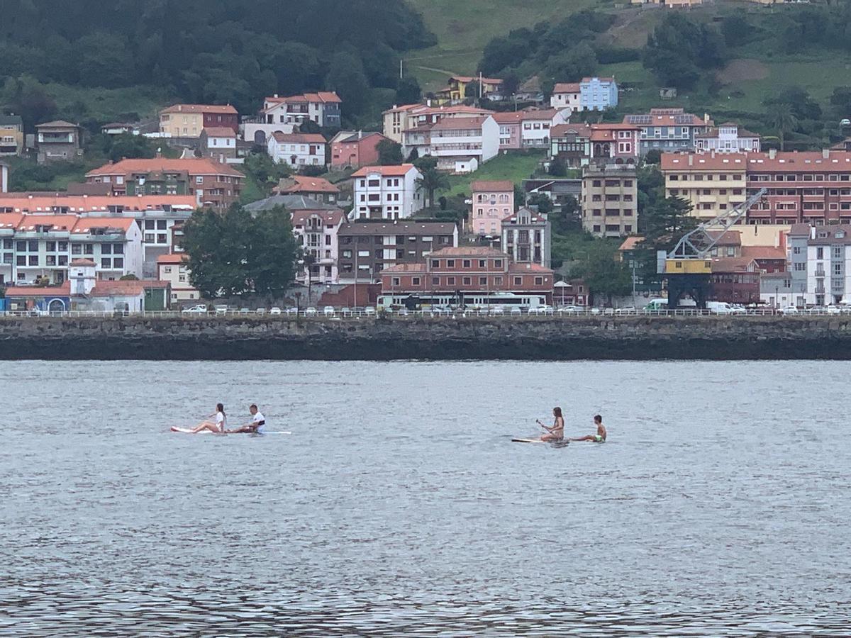 Disfrutando del paddle surf en el Nalón, con San Esteban al fondo.