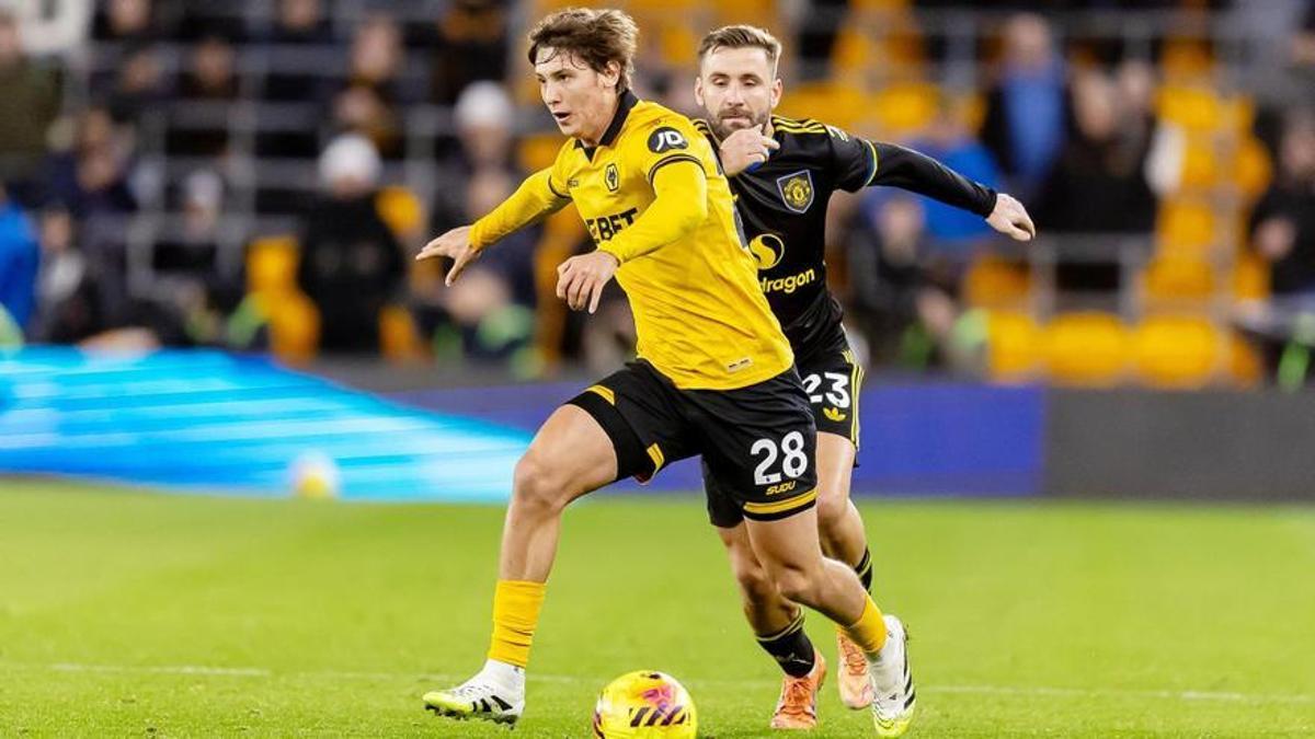Fer López, durante un partido con el Wolves.