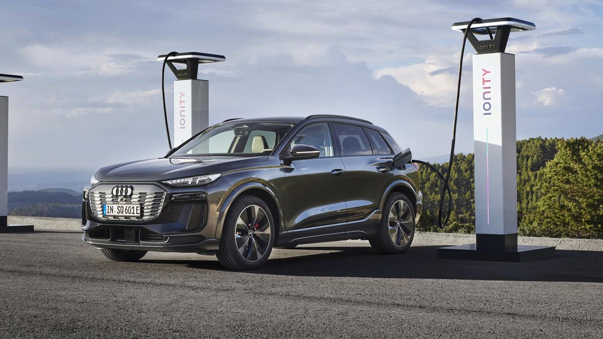 Audi A6 etron en un punto de recarga