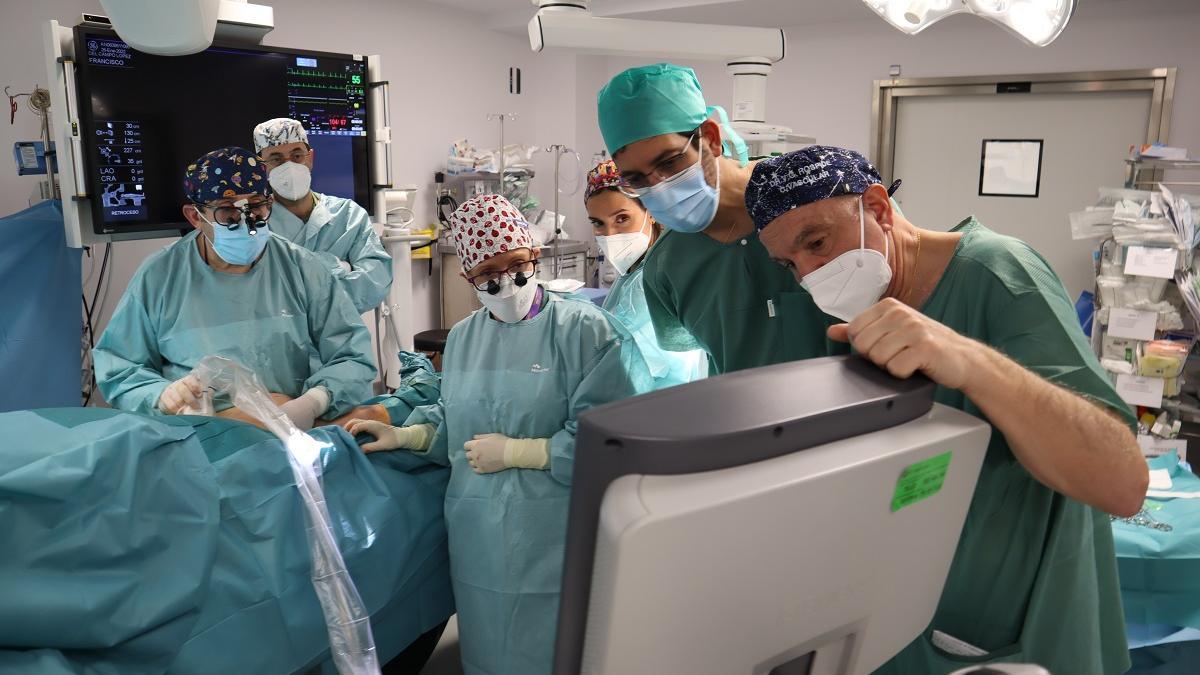El equipo de cirujanos vasculares comprueba el implante.