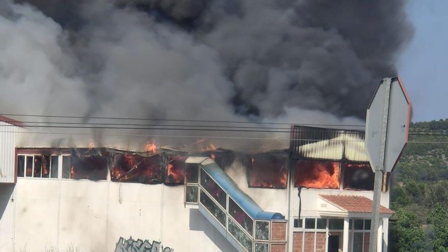 Arde una nave abandonada en Sant Mateu