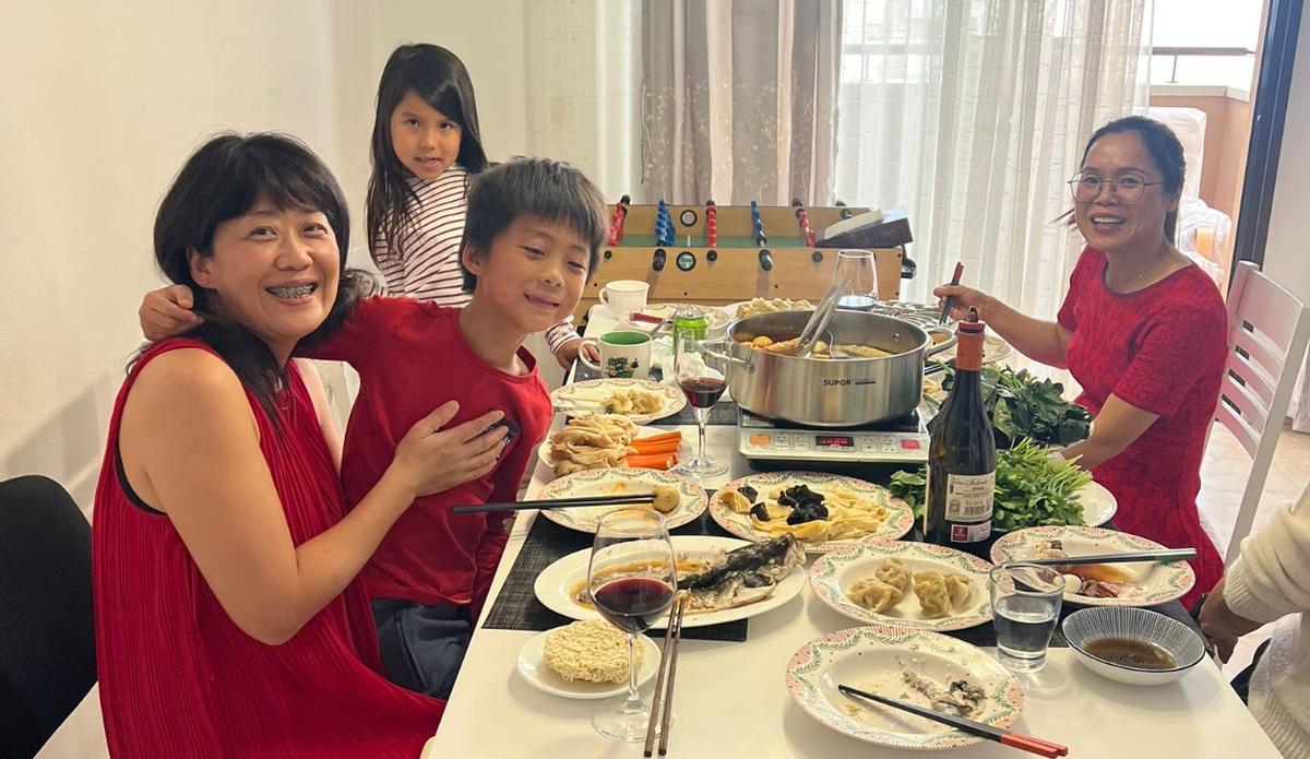 La familia de Javier Lu, durante la cena de Nochevieja