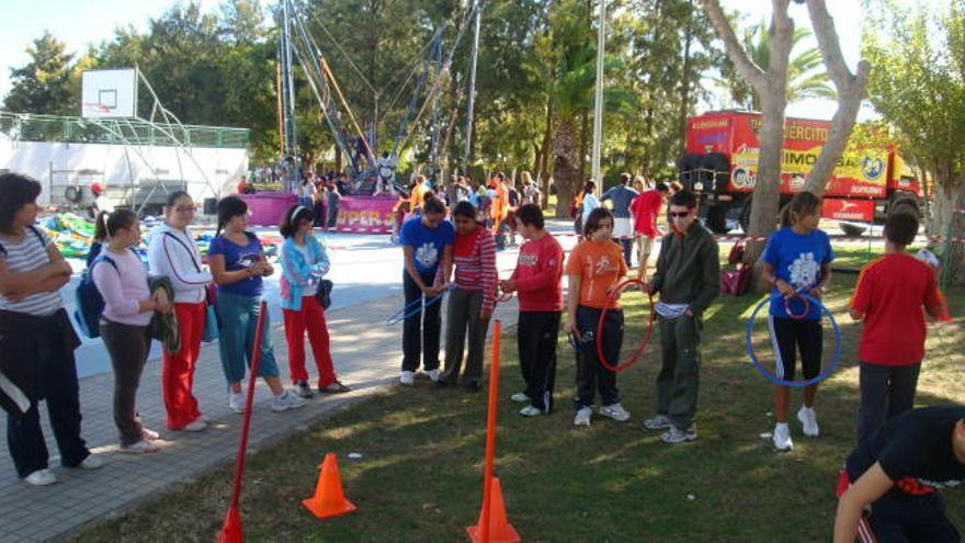 Algunos de los escolares asistentes a la feria realizan actividades deportivas