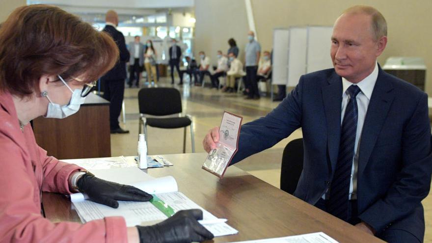 Vladímir Putin, en el colegio electoral.