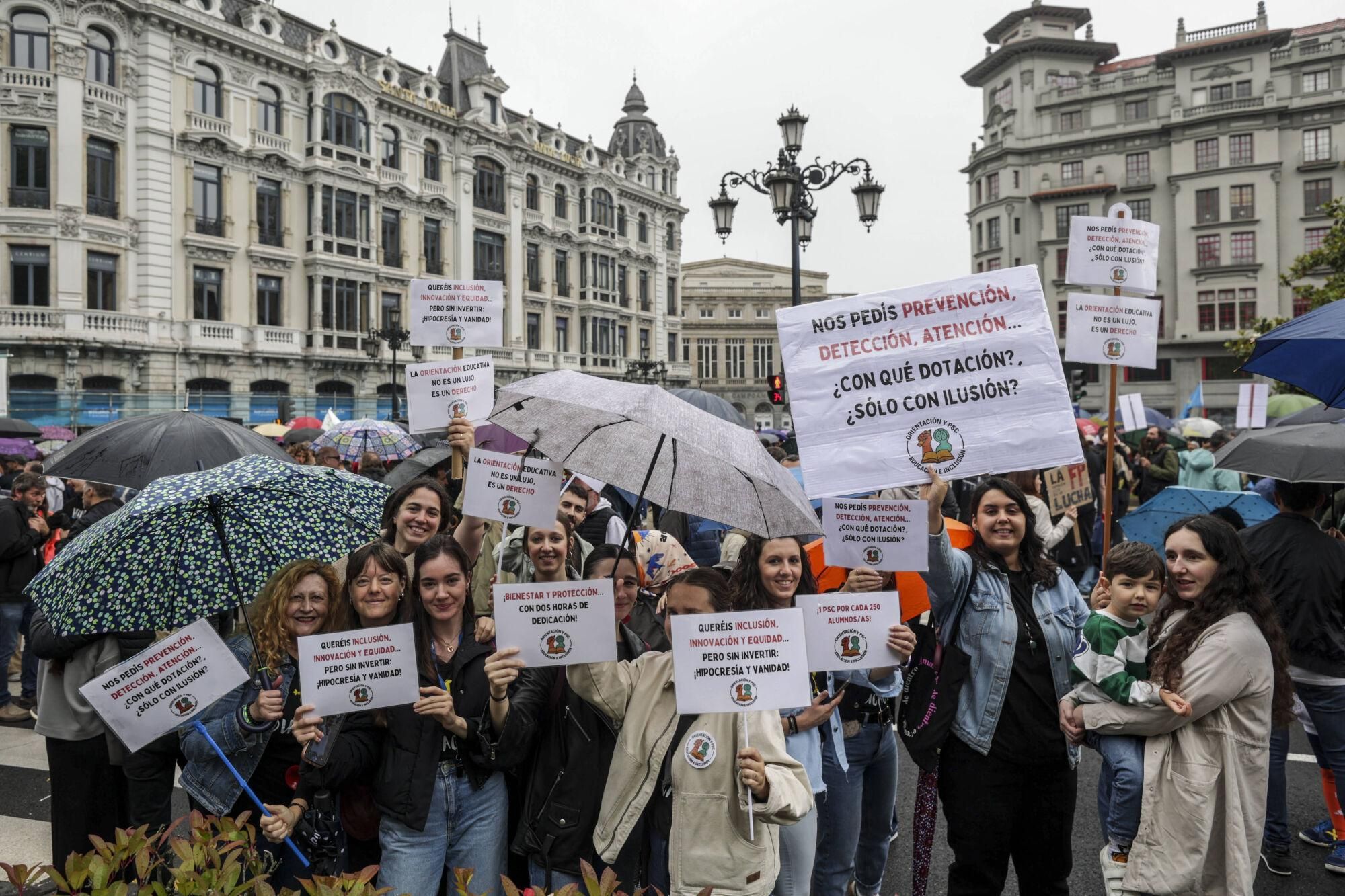 EN IMÁGENES: Así fue la gran manifestación de profesores por la enseñanza pública asturiana