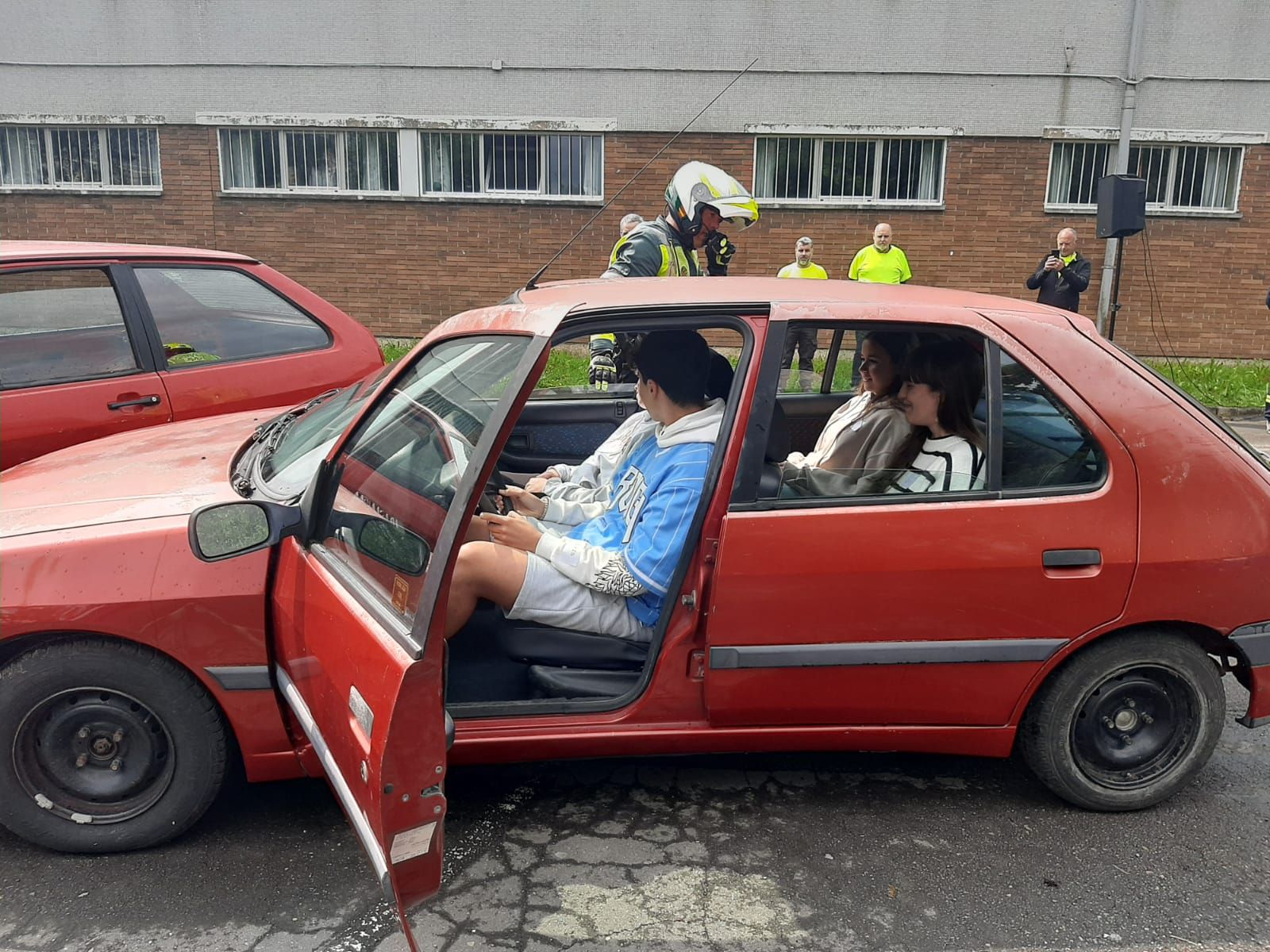 El IES de Noreña se examina de Emergencias: así ha sido el simulacro de accidente celebrado en el centro