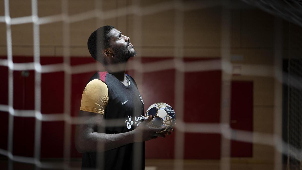 Dika Mem posa para EL PERIÓDICO tras su entrevista en la Ciutat Esportiva.