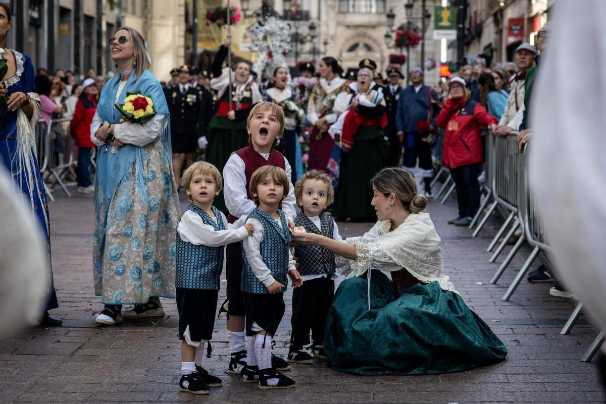 Un grupo de niños observan boquiabiertos a los aviones sobrevolando la calle Alfonso