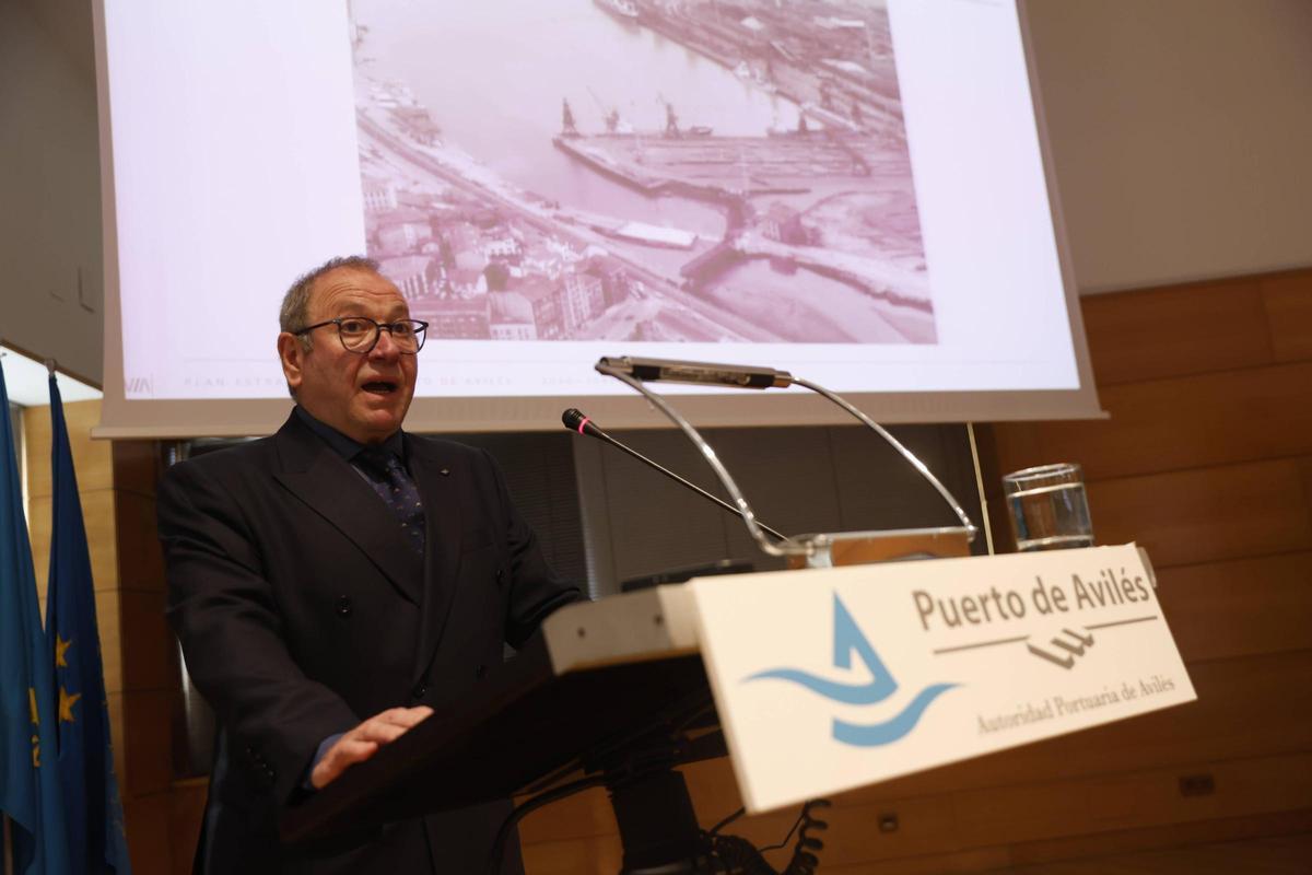 Santiago Rodríguez Vega, este viernes, durante su intervención en la presentación del Plan Estratégico del Puerto