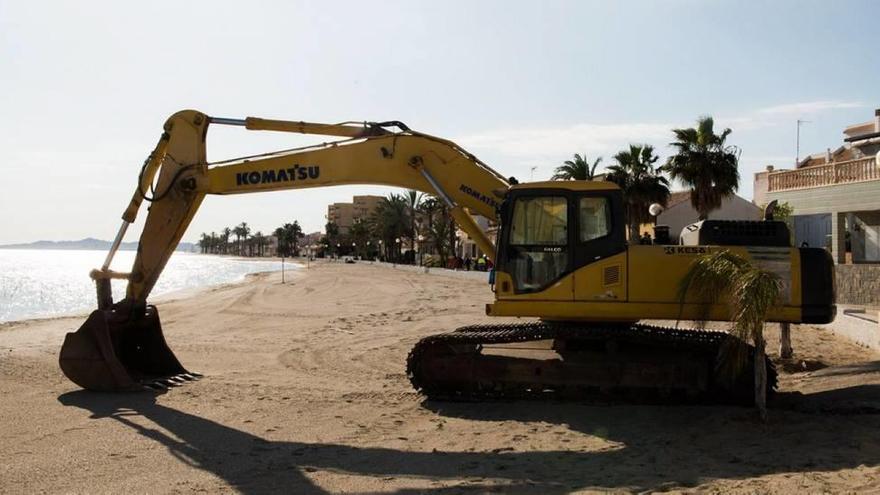 Una máquina contrata por Costas, ayer en la playa de Los Urrutias.