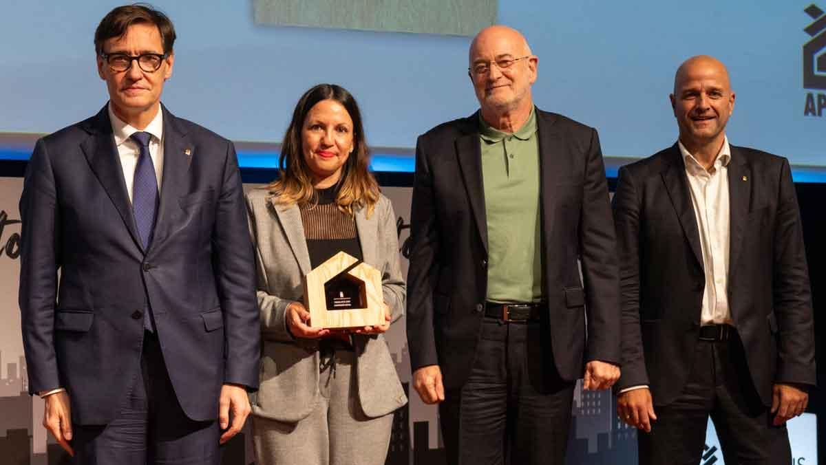 Premi APCE 2025 al Compromís Social: Manel Fraixedas y Dolors Paredes (Llar Unió Catalonia) reciben el premio de manos del M. Hble. Sr. Salvador Illa, presidente de la Generalitat, y Xavier Vilajoana (APCE).