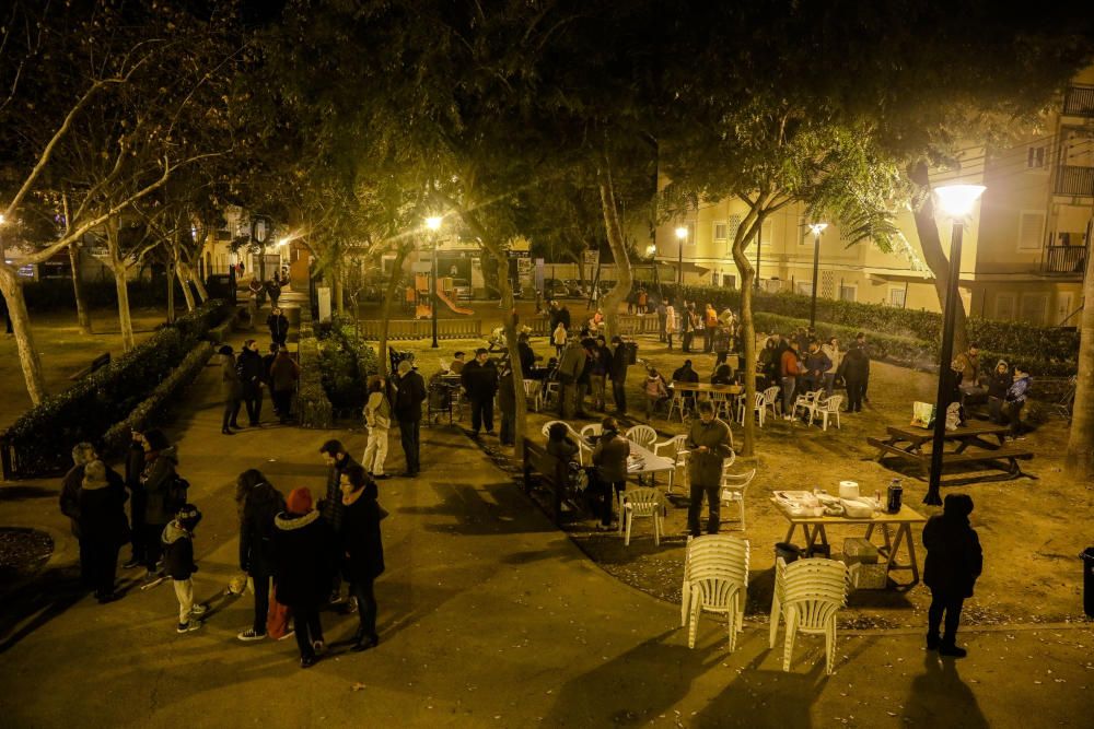 Sant Antoni se enciende en los barrios