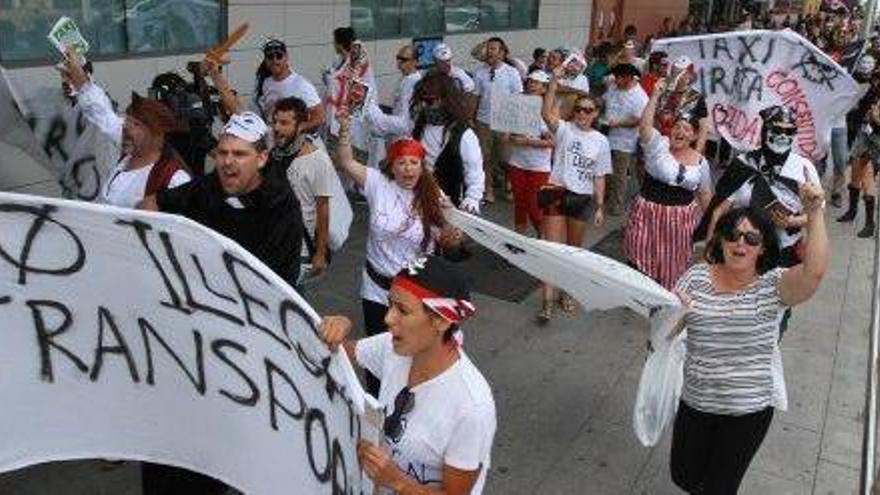 Manifestación contra los taxis &#039;pirata&#039; en el aeropuerto de Ibiza.