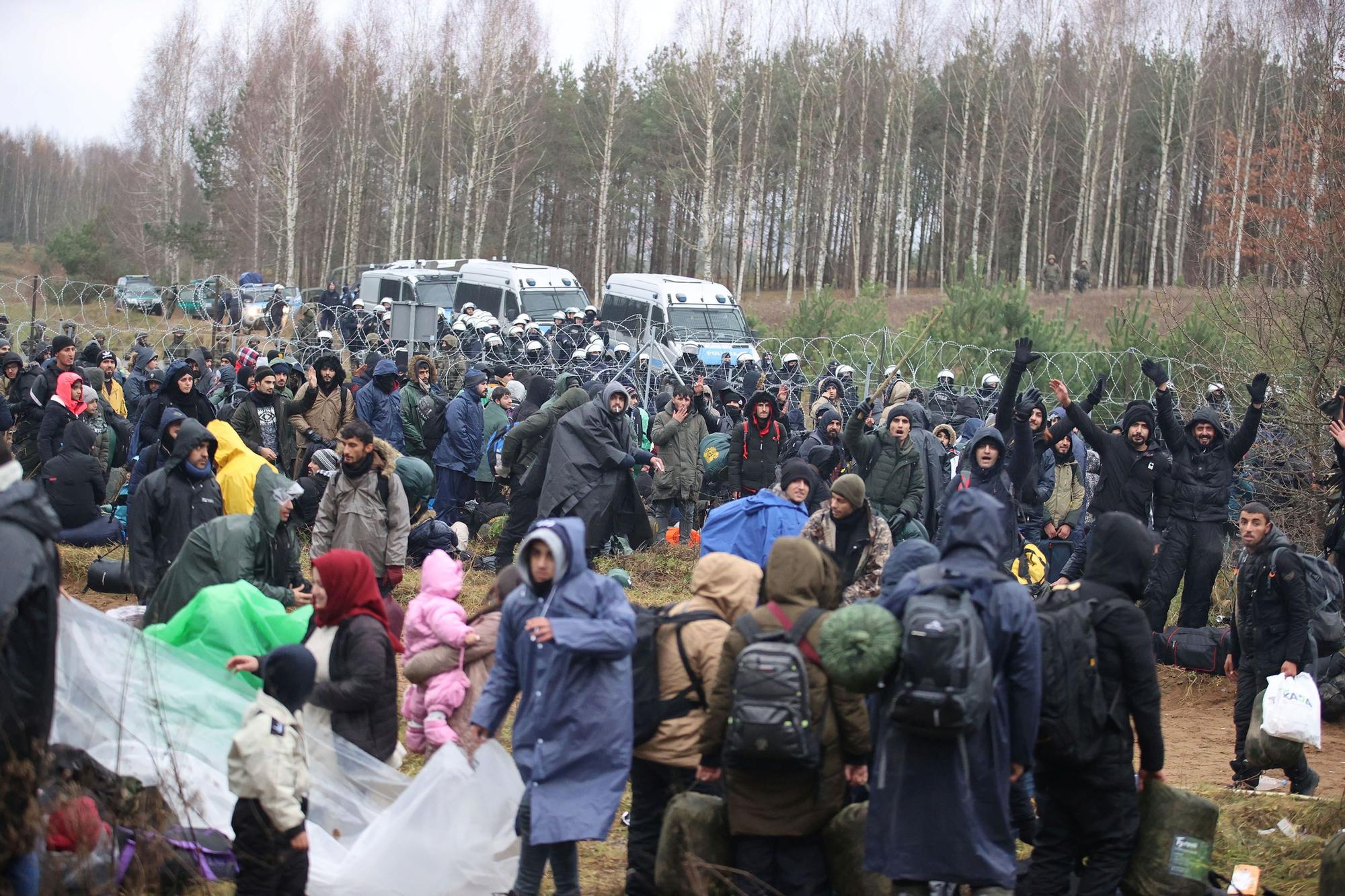 Cientos de inmigrantes ante la frontera de Polonia y Bielorrusia la pasada semana.