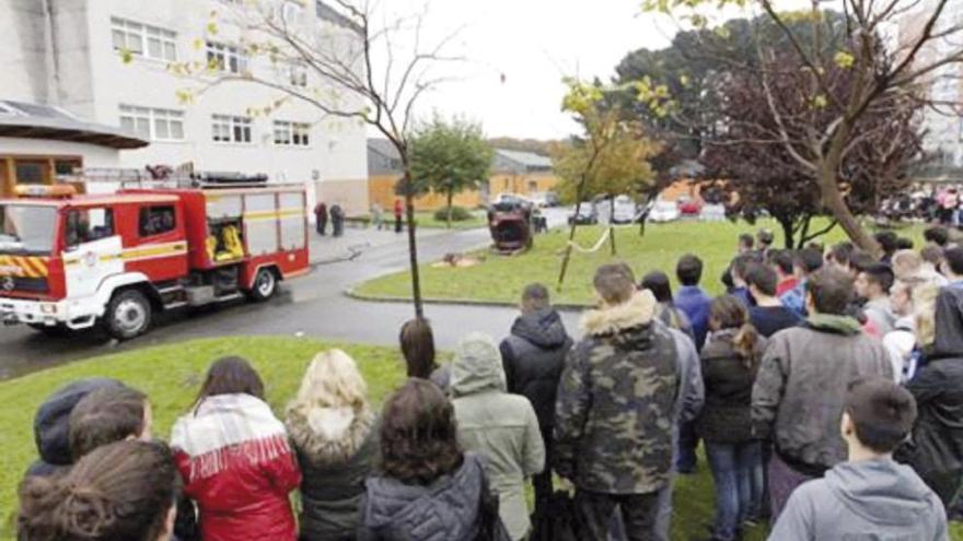 Bomberos y 092, con los alumnos de Someso.