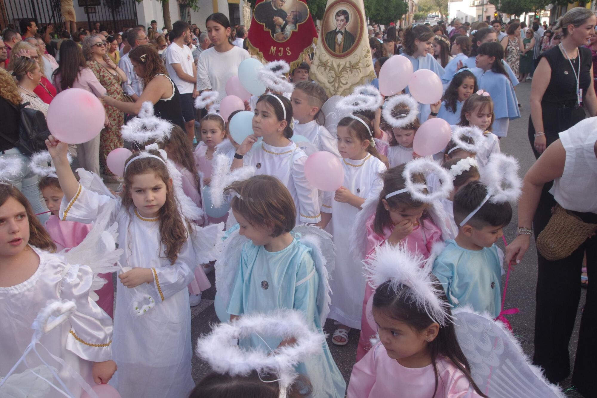 Salida procesional de María Auxiliadora por Capuchinos en 2025