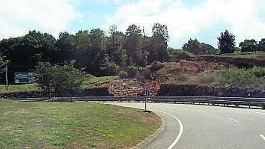 Las obras en la escollera de la glorieta de Prestín, en la variante de Cangas.