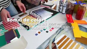Vídeo de la presentació del mocador ’Somni de colors’ dissenyat per Judit Mascó i Clàudia Valsells a la Vall d’Hebron.