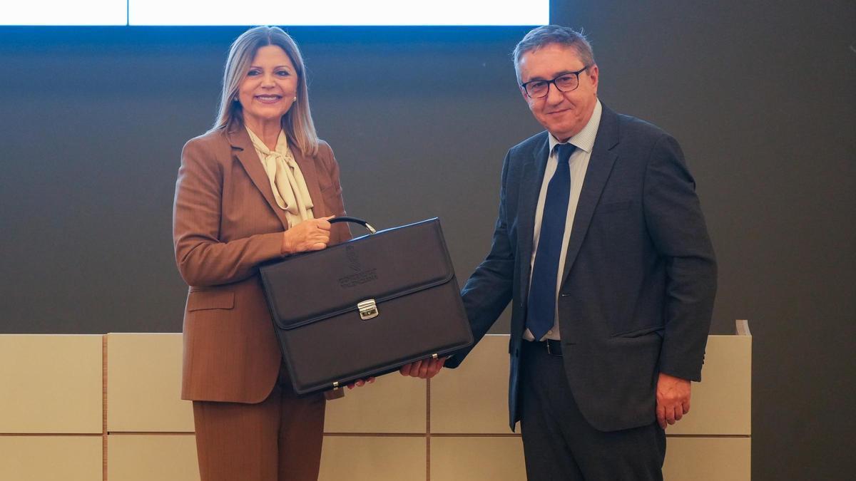 La consellera de Educación, Carmen Ortí, de quien depende la rehabilitación del CIPFP Eduardo Merello, y José Antonio Rovira, conseller de Economía, que asumió las competencias con el Campus Battery.