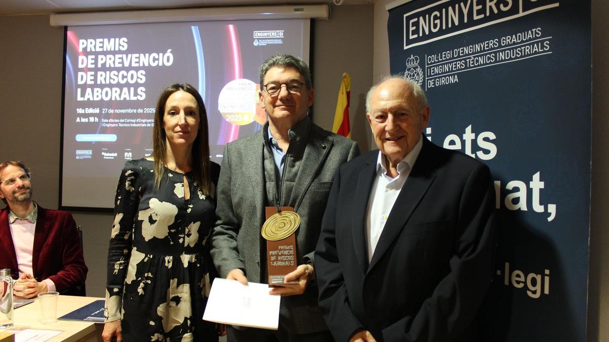 Lluís Vilanova, Director de l'Àrea de Qualitat i Seguretat de Tavil, rep el premi.