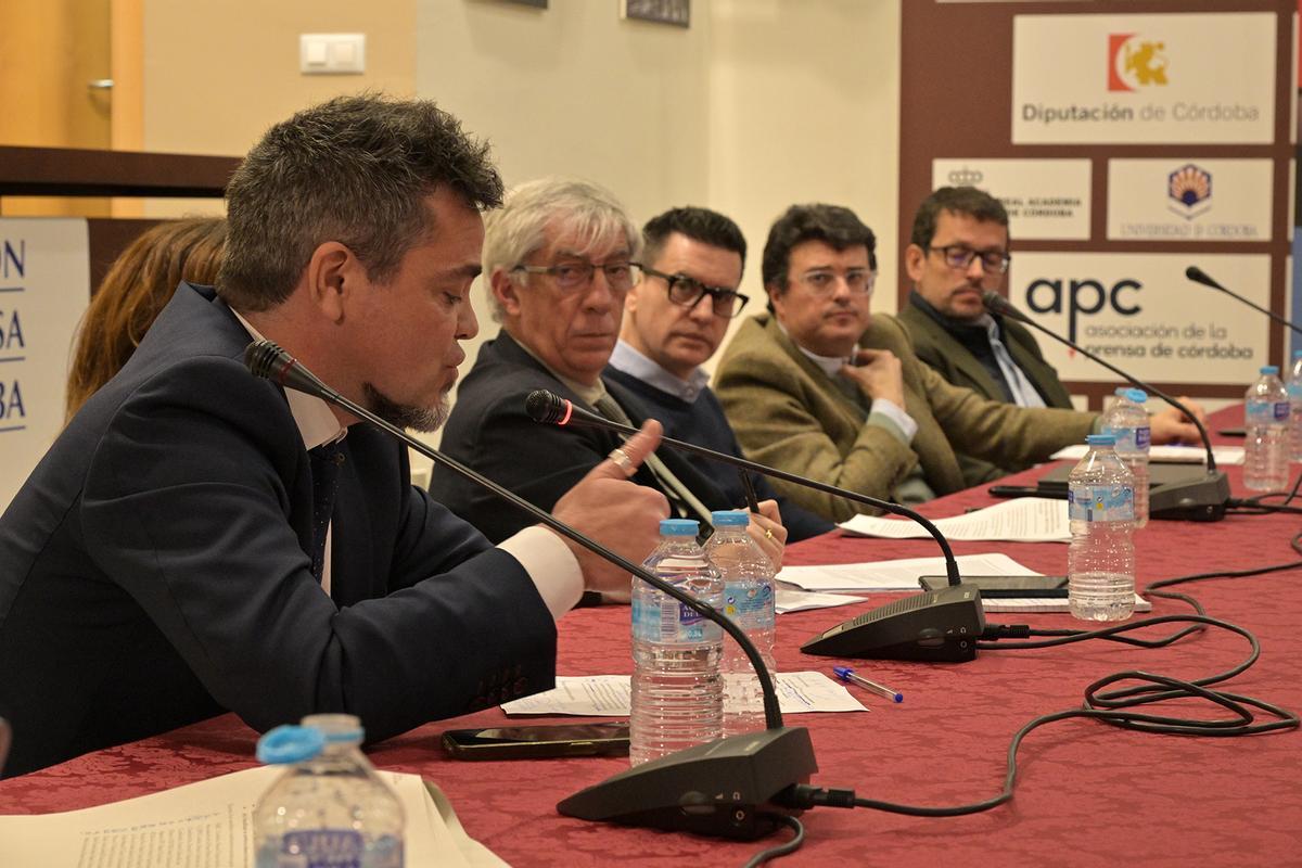 El director de CÓRDOBA, Rafael Romero, en primer plano, durante un momento del debate.