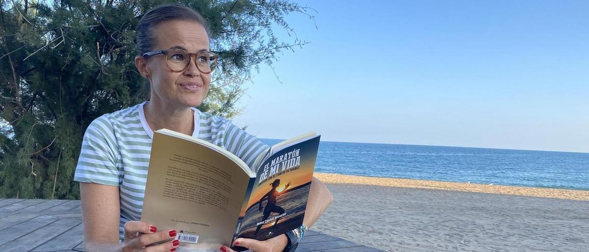 Inma Castell, ojea "El maratón de mi vida", en la playa.