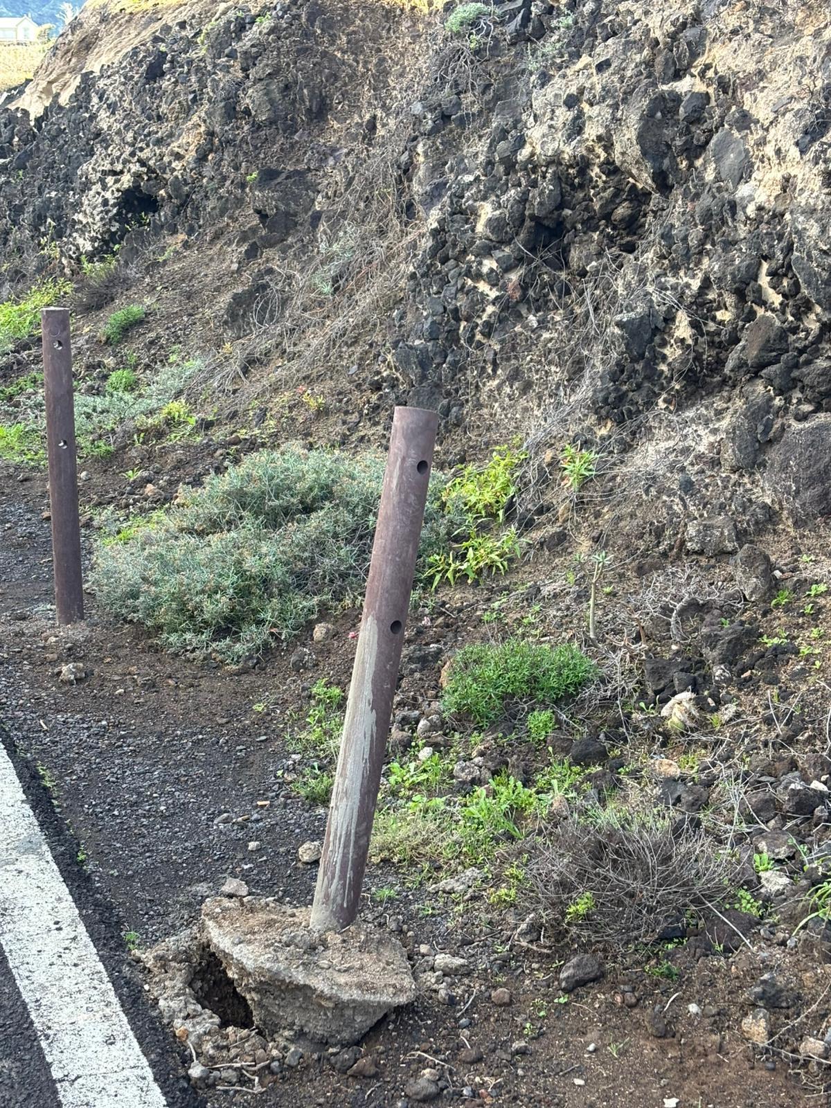Postes arrancados en la carretera de Los Silos