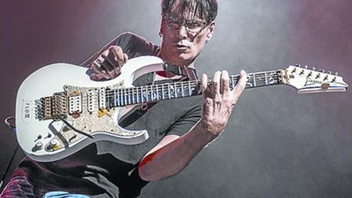 Steve Vai, durante su clase maestra en la sala Barts, el lunes por la noche.