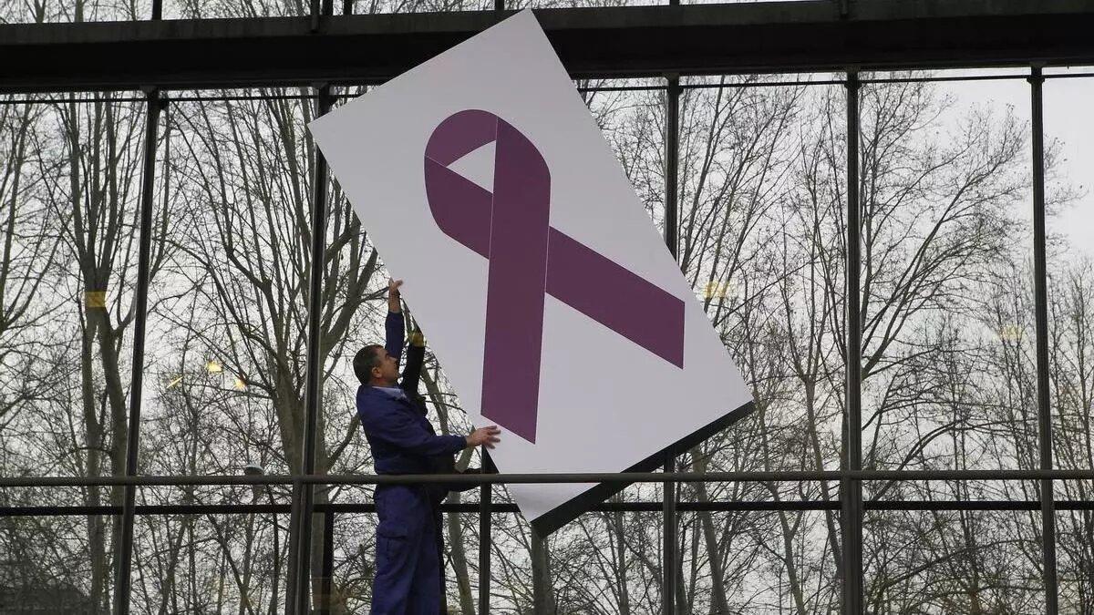 El llaç violeta, símbol de la lluita contra la violència de gènere