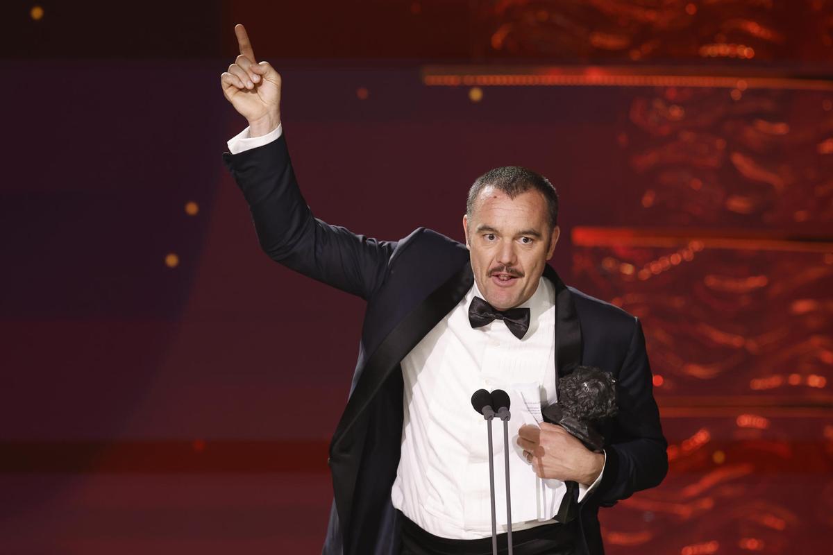 El director de fotografía Edu Grau tras recibir el Goya a ´Mejor fotografía´ por su trabajo en La habitación de al lado.jpg