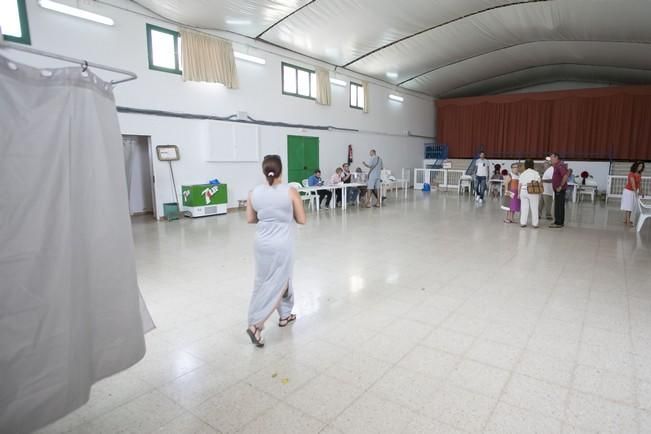 Electores canarios votando en Fuerteventura.