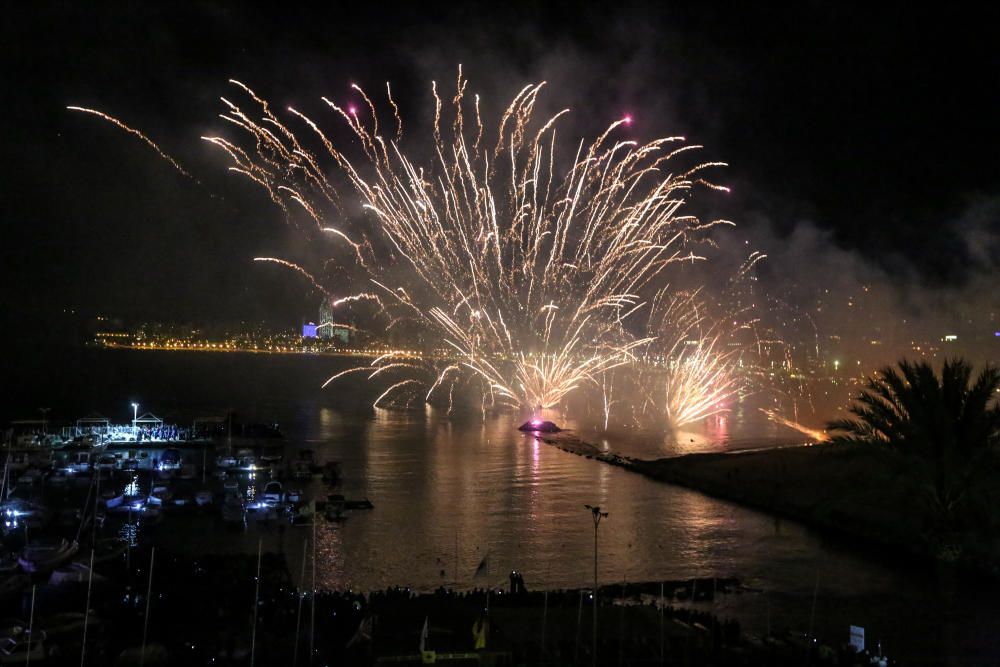 El desfile y el castillo de fuegos ponen fin a las fiestas patronales.