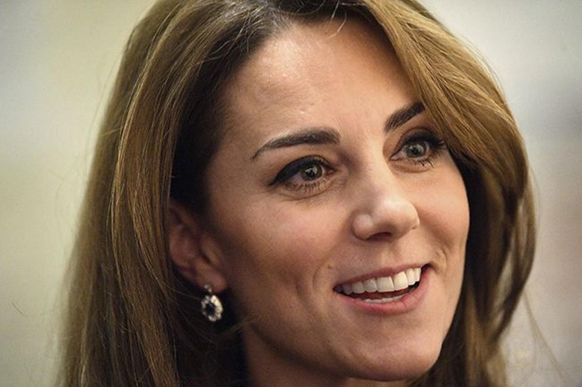 Kate Middleton luciendo pendientes de diamantes y zafiros