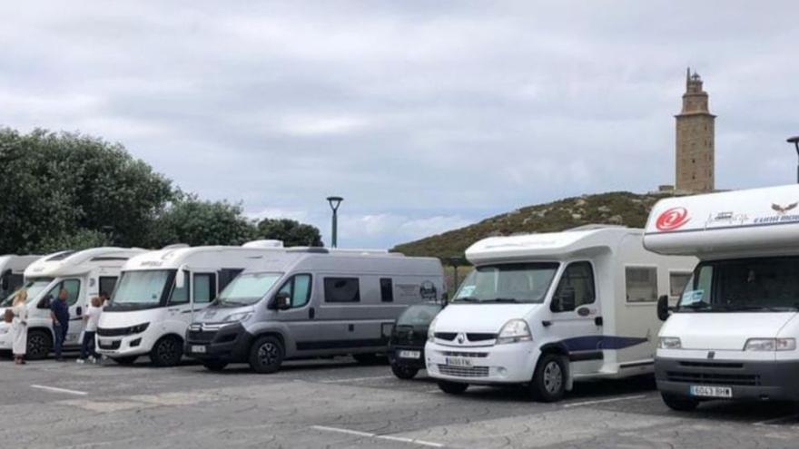 Las autocaravanas de la Ruta Yakart, ayer, en el aparcamiento junto a la Torre de Hércules.   | // LA OPINIÓN