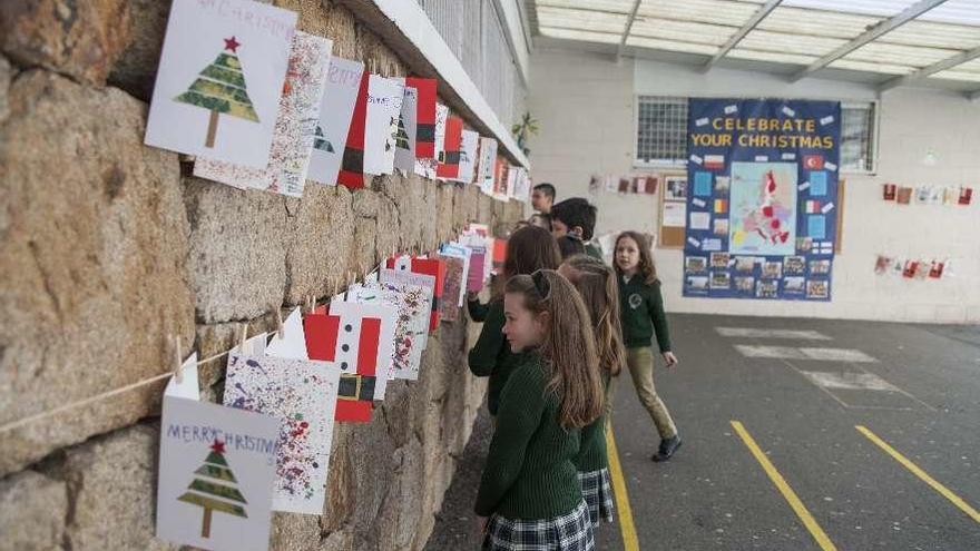 Un grupo de estudiantes del centro contempla las felicitaciones navideñas. // Bernabé/Ana Agra