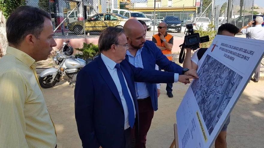 El consejero Valverde, junto al alcalde Fulgencio Gil, ayer durante la presentación del proyecto.