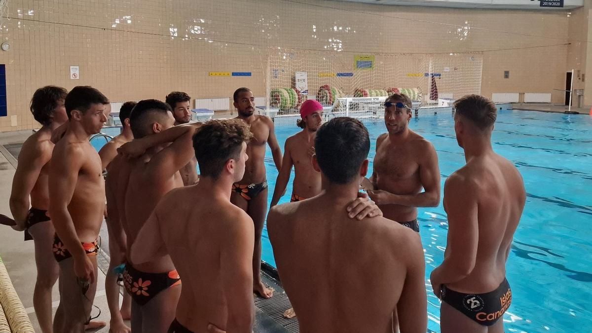 Albert Español da instrucciones a sus jugadores ante tirarse a la piscina en donde se jugará el choque