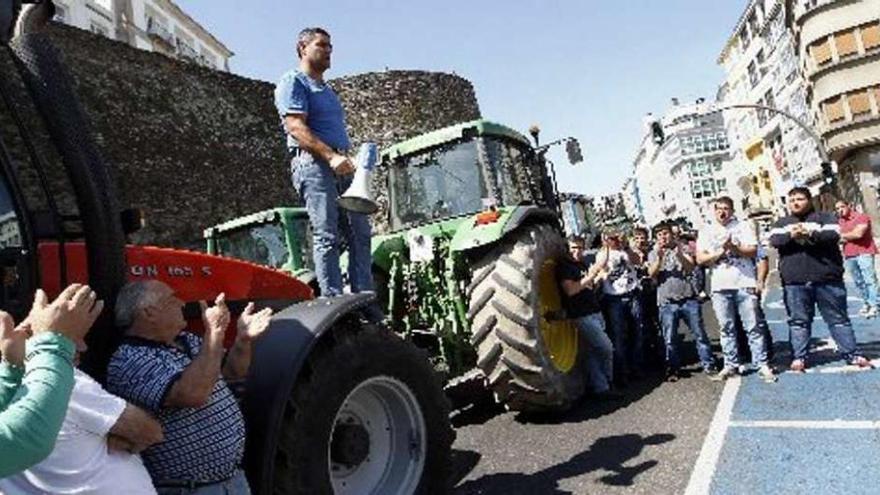 Los tractores continuaban ayer rodeando la Muralla de Lugo. // El Progreso/J.Vázquez