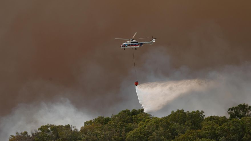 El Infoca incorpora dos aviones y varios helicópteros al incendio de Tarifa, que desaloja a 1.500 personas