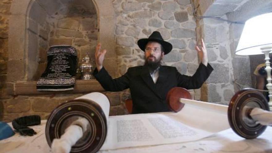 Girona El Centre Jueu rep un Sefer Torah després de 500 anys